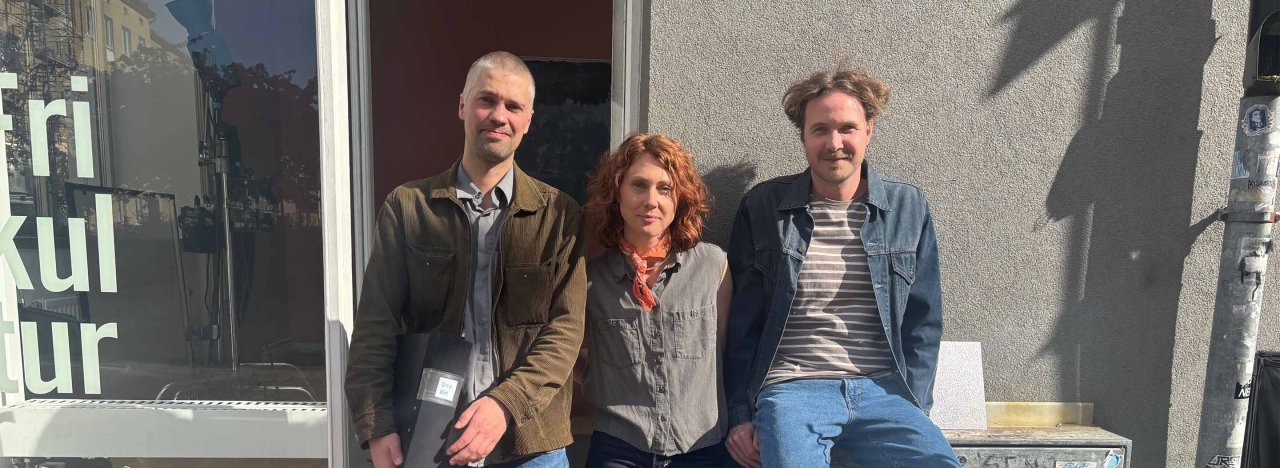 Vilhelm Blomgren målar in sig i ett hörn i Kim Sundbecks Möllanromcom DET GRÖNASTE GRÄSET 